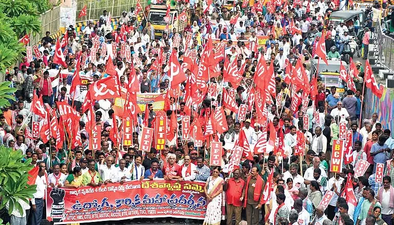 Vijayawada : केंद्र की श्रम नीतियों के खिलाफ उठीं आवाजें Vijayawada : केंद्र की श्रम नीतियों के खिलाफ उठीं आवाजें