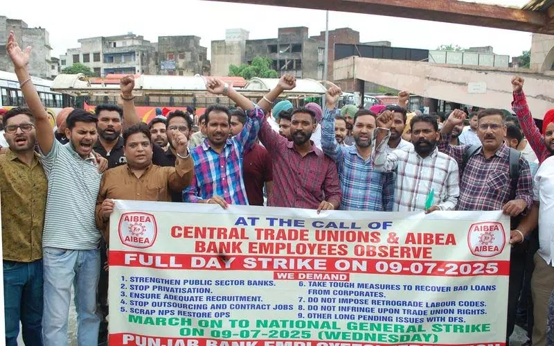 Amritsar: ट्रेड यूनियनों और किसानों ने बस स्टैंड पर विरोध रैली निकाली Amritsar: ट्रेड यूनियनों और किसानों ने बस स्टैंड पर विरोध रैली निकाली