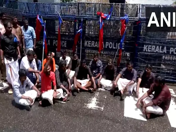 Kerala: राज्यपाल के खिलाफ छात्र संघों का प्रदर्शन तेज, विश्वविद्यालयों के भगवाकरण का आरोप Kerala: राज्यपाल के खिलाफ छात्र संघों का प्रदर्शन तेज, विश्वविद्यालयों के भगवाकरण का आरोप
