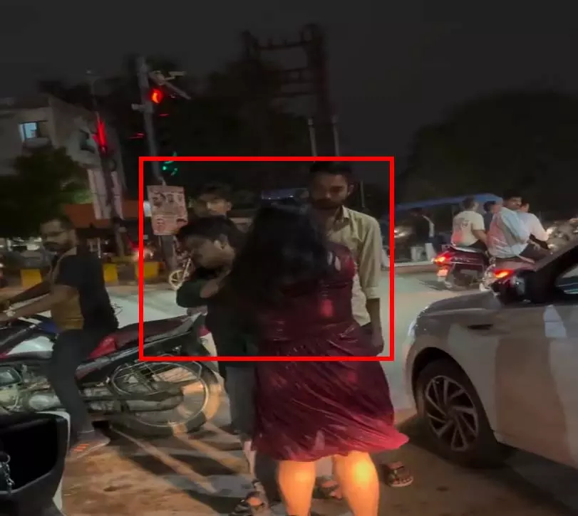 रायपुर में लड़की ने लड़के को जड़ा थप्पड़, देखें वीडियो रायपुर में लड़की ने लड़के को जड़ा थप्पड़, देखें वीडियो