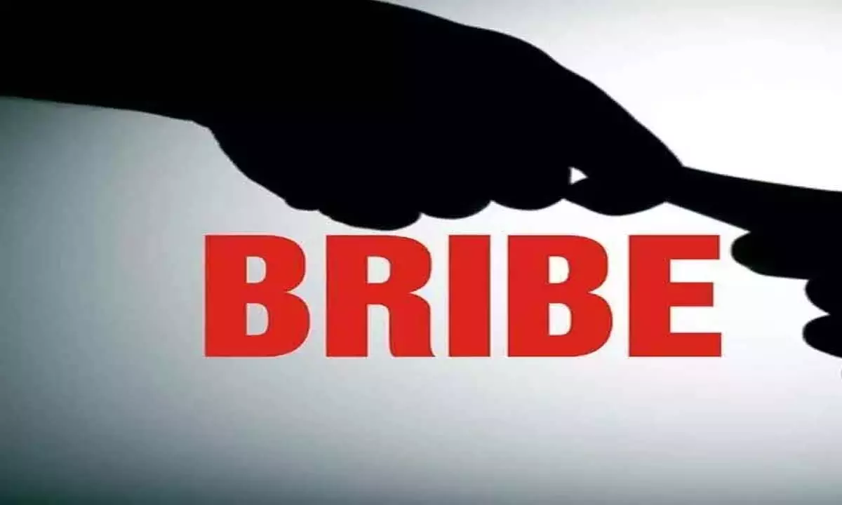 ज़हीराबाद में डिप्टी कलेक्टर और डिप्टी तहसीलदार रिश्वत लेते पकड़े गए ज़हीराबाद में डिप्टी कलेक्टर और डिप्टी तहसीलदार रिश्वत लेते पकड़े गए