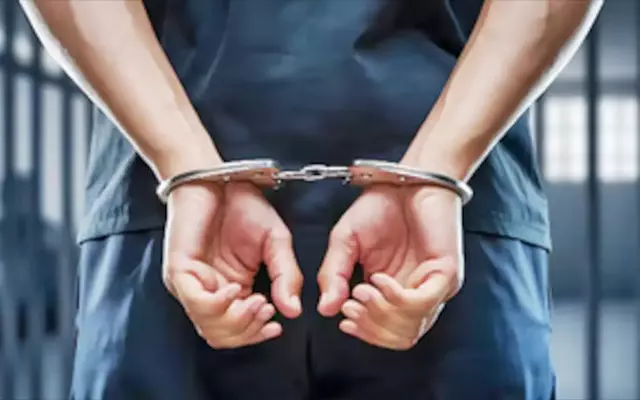 Lucknow: जाली प्लॉट घोटाले में बड़ी कार्रवाई, डायरेक्टर गिरफ्तार Lucknow: जाली प्लॉट घोटाले में बड़ी कार्रवाई, डायरेक्टर गिरफ्तार