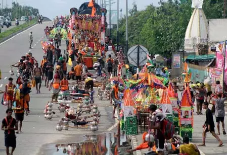 Uttar Pradesh में कड़ी सुरक्षा व्यवस्था के बीच कांवड़ यात्रा की तैयारी Uttar Pradesh में कड़ी सुरक्षा व्यवस्था के बीच कांवड़ यात्रा की तैयारी