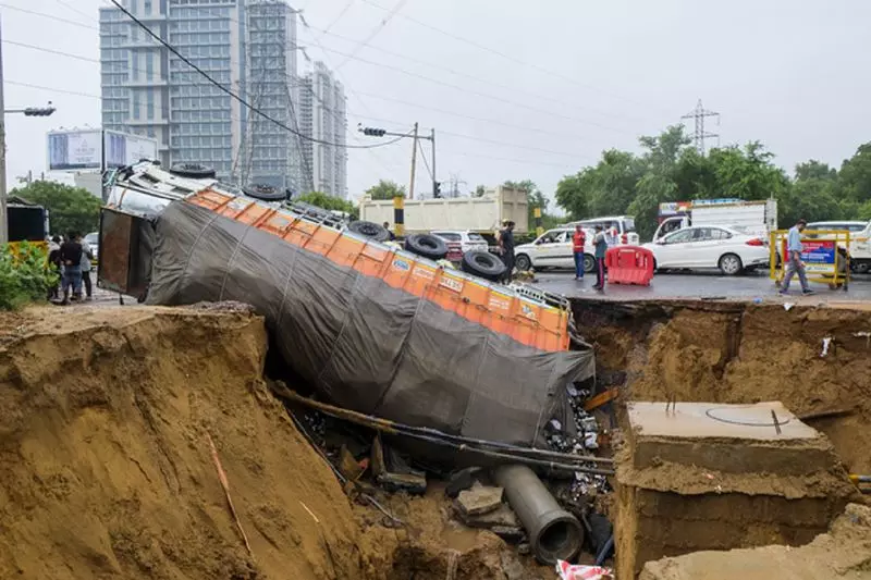 Gurgaon: बारिश के कहर से गुलदारवा सड़क पर बीयर ट्रक पल्टा Gurgaon: बारिश के कहर से गुलदारवा सड़क पर बीयर ट्रक पल्टा