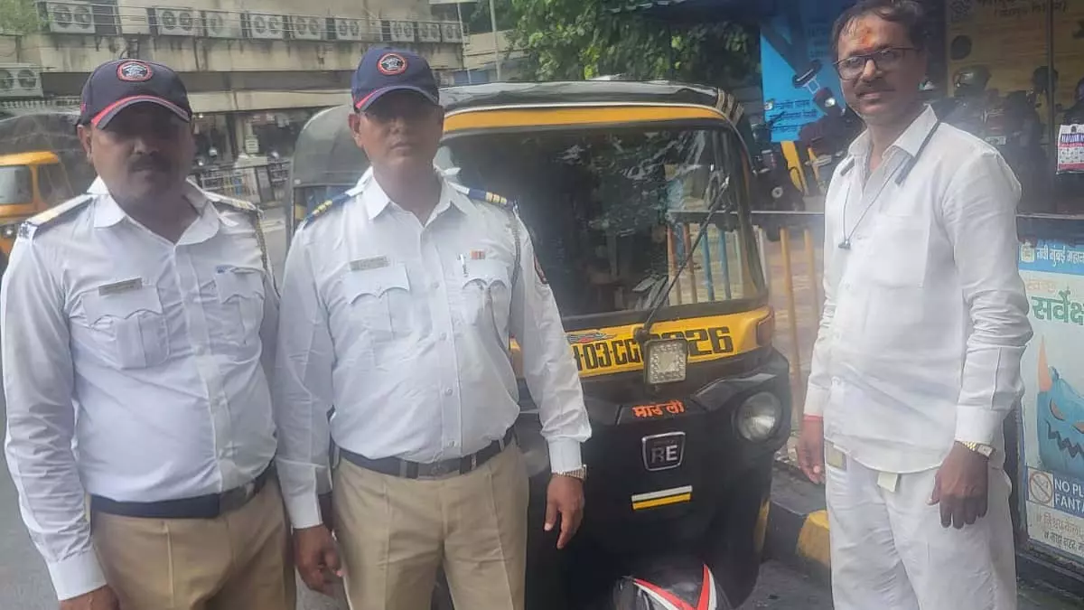 कोपरखैराने ट्रैफिक पुलिस ने 6 घंटे में चोरी हुआ ऑटो रिक्शा बरामद किया कोपरखैराने ट्रैफिक पुलिस ने 6 घंटे में चोरी हुआ ऑटो रिक्शा बरामद किया