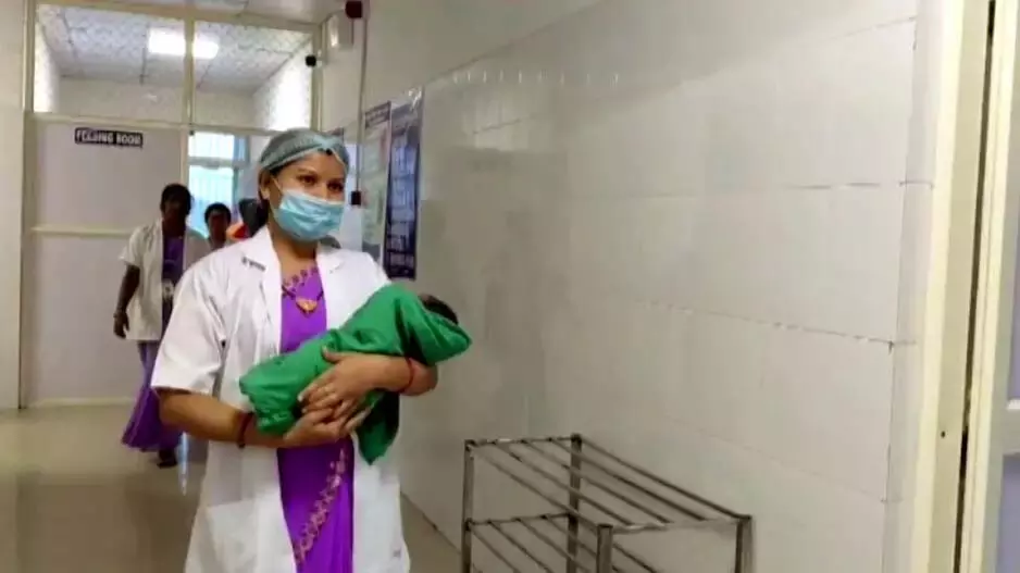 Odisha : महिला ने बिना सर्जरी के 5.5 किलोग्राम की बच्ची को जन्म दिया Odisha : महिला ने बिना सर्जरी के 5.5 किलोग्राम की बच्ची को जन्म दिया
