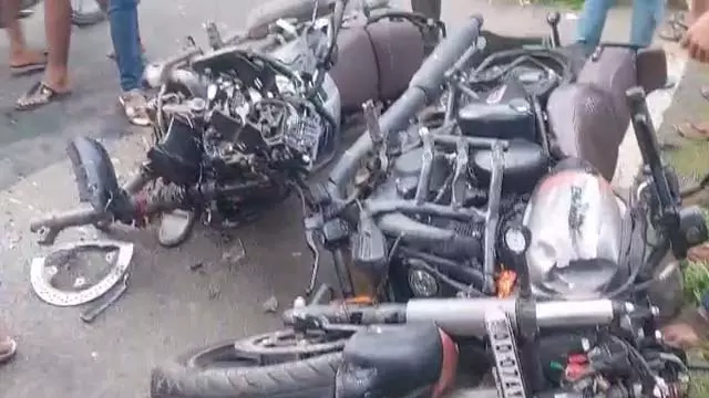 Ganjam : दो बाइकों की टक्कर में पिता-पुत्र समेत तीन की मौत Ganjam : दो बाइकों की टक्कर में पिता-पुत्र समेत तीन की मौत