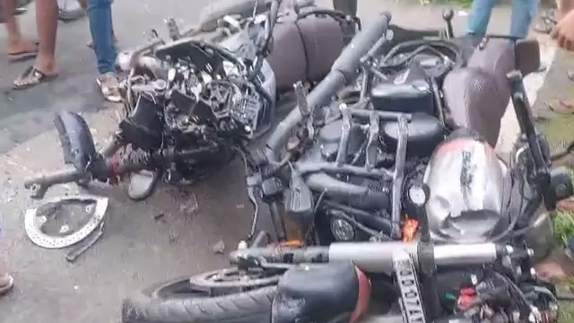 Ganjam में दो बाइकों की टक्कर में पिता-पुत्र समेत तीन की मौत Ganjam में दो बाइकों की टक्कर में पिता-पुत्र समेत तीन की मौत