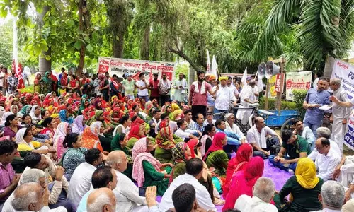 Haryana: रोहतक प्रशासन को ज्ञापन सौंपा