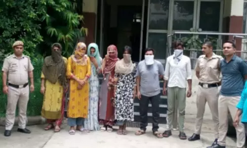 ट्रैफिक सिग्नल में भीख मांगने वाले बांग्लादेशी निकले, सलवार पहनकर लोगों को कर रहे थे गुमराह ट्रैफिक सिग्नल में भीख मांगने वाले बांग्लादेशी निकले, सलवार पहनकर लोगों को कर रहे थे गुमराह