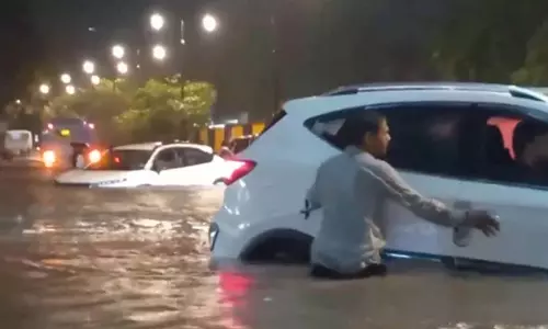 बाढ़ की चपेट में चार राज्य, सड़के और गली-मोहल्ले तालाब में तब्दील बाढ़ की चपेट में चार राज्य, सड़के और गली-मोहल्ले तालाब में तब्दील
