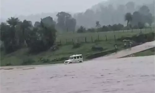 Betul: मोरंड नदी में बही बोलेरो, ग्रामीणों ने चालक को बचाया Betul: मोरंड नदी में बही बोलेरो, ग्रामीणों ने चालक को बचाया