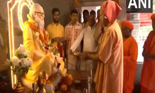 Guru Purnima: मुख्यमंत्री योगी ने गोरखनाथ मंदिर में पूजा-अर्चना की Guru Purnima: मुख्यमंत्री योगी ने गोरखनाथ मंदिर में पूजा-अर्चना की
