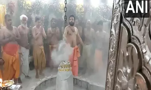 गुरु पूर्णिमा पर Ujjain के महाकालेश्वर ज्योतिर्लिंग मंदिर में भस्म आरती की गई गुरु पूर्णिमा पर Ujjain के महाकालेश्वर ज्योतिर्लिंग मंदिर में भस्म आरती की गई