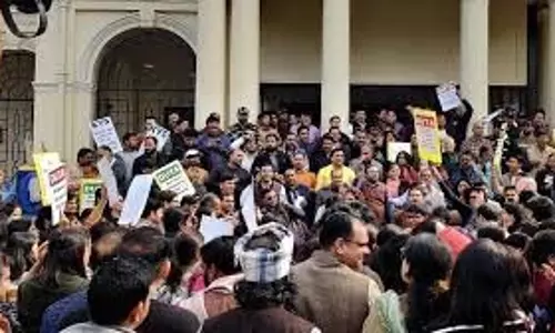 डीयू कर्मचारियों का विरोध 26वें दिन भी जारी, संघ ने की कार्रवाई की मांग