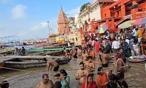 गुरु पूर्णिमा पर अयोध्या, प्रयागराज और वाराणसी में उमड़े श्रद्धालु, लगाई आस्था की डुबकी गुरु पूर्णिमा पर अयोध्या, प्रयागराज और वाराणसी में उमड़े श्रद्धालु, लगाई आस्था की डुबकी