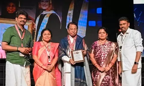 VIT चांसलर विश्वनाथन को उयार्थानी सेमल पुरस्कार मिला VIT चांसलर विश्वनाथन को उयार्थानी सेमल पुरस्कार मिला