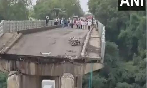 Gujarat गंभीरा पुल हादसा: दो और शव बरामद, मृतकों की संख्या 13 हुई