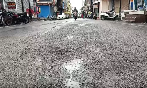 10 करोड़ में एक माह पहले बनाई गई सड़क उखड़ी, भ्रष्टाचार की जांच की मांग