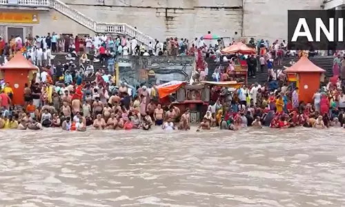 गुरु पूर्णिमा पर Haridwar स्थित हर की पौड़ी पर पवित्र स्नान के लिए उमड़े श्रद्धालु गुरु पूर्णिमा पर Haridwar स्थित हर की पौड़ी पर पवित्र स्नान के लिए उमड़े श्रद्धालु