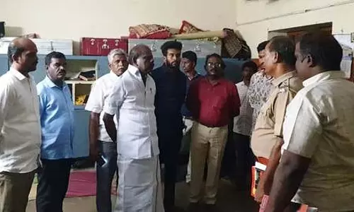 Tamil Nadu: अरक्कोणम स्कूल के छात्रावास में छात्र की मां की मौत Tamil Nadu: अरक्कोणम स्कूल के छात्रावास में छात्र की मां की मौत