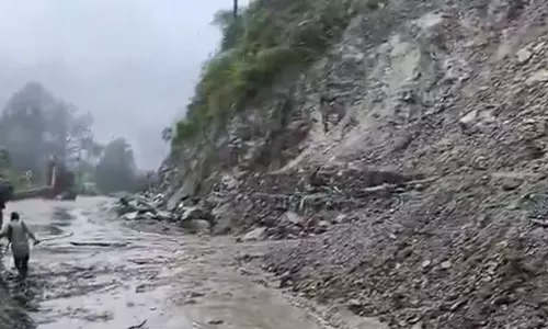 Nandprayag के पास पहाड़ी से मलबा गिरने के कारण बद्रीनाथ राष्ट्रीय राजमार्ग अवरुद्ध Nandprayag के पास पहाड़ी से मलबा गिरने के कारण बद्रीनाथ राष्ट्रीय राजमार्ग अवरुद्ध