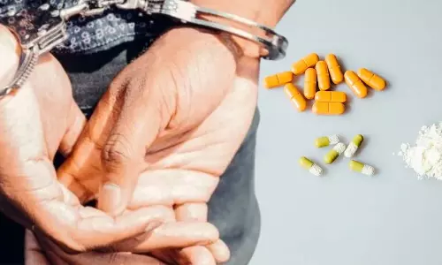 2.5 करोड़ की ड्रग्स बरामद, इंजीनियर समेत दो गिरफ्तार 2.5 करोड़ की ड्रग्स बरामद, इंजीनियर समेत दो गिरफ्तार