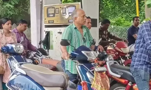 Odisha : ईंधन परिवहन ठप होने से पेट्रोल पंपों पर लंबी कतारें Odisha : ईंधन परिवहन ठप होने से पेट्रोल पंपों पर लंबी कतारें