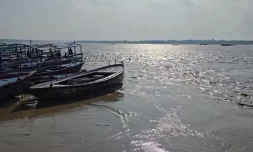 वाराणसी में गंगा का जलस्तर बढ़ा, घाटों पर लोग कर रहे पूजा-अर्चना