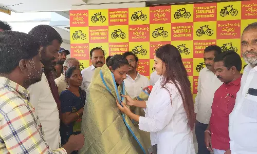 AP: पैरा-एथलीट भवानी ने दो स्वर्ण पदक जीते, सोमिरेड्डी ने सम्मानित किया