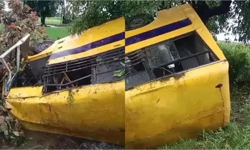 Up News: 25 बच्चों को ले जा रही तेज़ रफ़्तार स्कूल बस पलटी