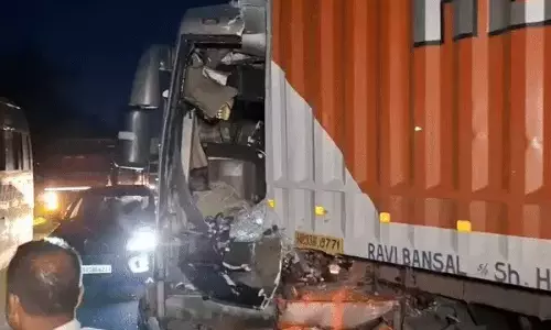 नेशनल हाईवे पर भीषण हादसा, बस-ट्रक टक्कर में ड्राइवर की मौत, कई यात्री घायल नेशनल हाईवे पर भीषण हादसा, बस-ट्रक टक्कर में ड्राइवर की मौत, कई यात्री घायल