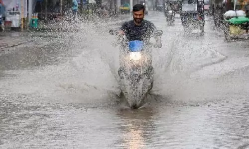 Bengal में लगातार बारिश के कारण नदियों के उफान पर होने से बाढ़ की आशंका बढ़ी Bengal में लगातार बारिश के कारण नदियों के उफान पर होने से बाढ़ की आशंका बढ़ी