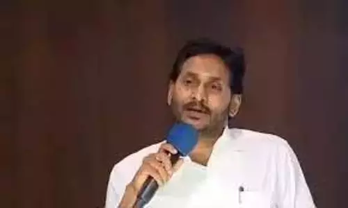 Jagan के बंगारुपलेम दौरे में अफरा-तफरी, समर्थकों ने प्रतिबंधों का उल्लंघन किया