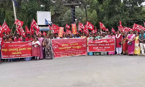 Tiptur : आंगनवाड़ी कार्यकर्ताओं ने न्यूनतम वेतन 26,000 करने की मांग की Tiptur : आंगनवाड़ी कार्यकर्ताओं ने न्यूनतम वेतन 26,000 करने की मांग की