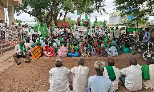 आवास आवंटन में देरी: किसान संघ का विरोध प्रदर्शन