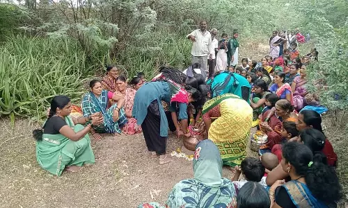 मानसून की बारिश: बारिश के लिए झील प्रांगण में गंगा पूजा मानसून की बारिश: बारिश के लिए झील प्रांगण में गंगा पूजा
