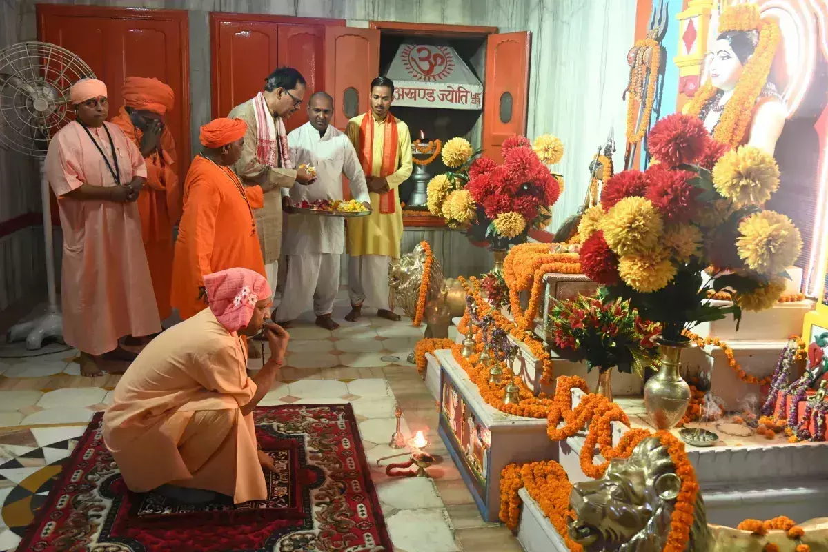 Gorakhpur: गुरु पूर्णिमा पर महायोगी को योगी का नमन Gorakhpur: गुरु पूर्णिमा पर महायोगी को योगी का नमन