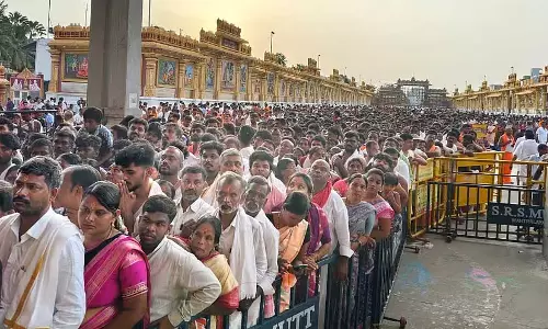 गुरु पूर्णिमा: मंत्रालय में उमड़ी श्रद्धालुओं की भीड़ गुरु पूर्णिमा: मंत्रालय में उमड़ी श्रद्धालुओं की भीड़