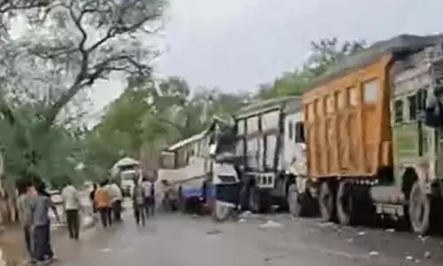 Hanumangarh हाईवे पर बस और खड़े डंपर में टक्कर, चार की मौत, 17 घायल