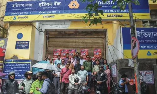 राष्ट्रव्यापी हड़ताल से सेवाएं बाधित, ट्रेड यूनियनों ने श्रम कानूनों का विरोध किया