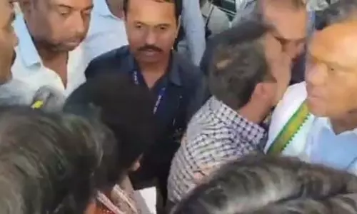 महिला सांसद ने सुरक्षाकर्मियों को लगाई फटकार, वीडियो