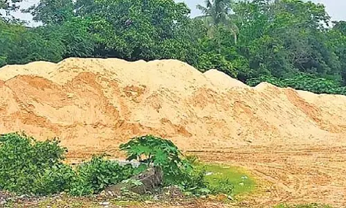 Cuttack में रेत की कालाबाजारी से निर्माण कार्य प्रभावित