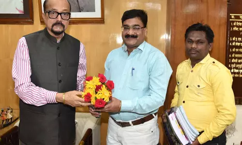 राज्यपाल डेका से गेंड़ी लोक नृत्य कलाकार ने की भेंट