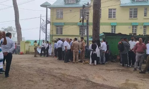 Himachal: बम की धमकी वाले मेल के बाद नाहन कोर्ट परिसर खाली कराया गया Himachal: बम की धमकी वाले मेल के बाद नाहन कोर्ट परिसर खाली कराया गया