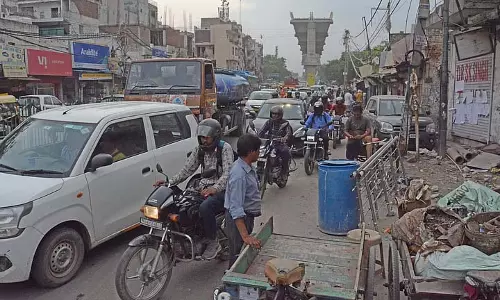 मेट्रो के काम से एमबी रोड जाम