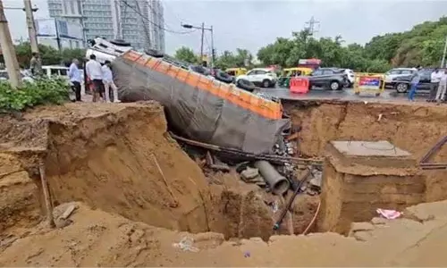 Haryana: बारिश में सड़क धंसी, बीयर से भरा ट्रक पलटा