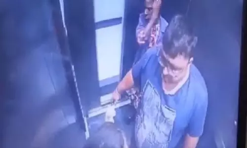 लिफ्ट के अंदर शख्स ने 12 साल के लड़के को बेरहमी से पीटा, CCTV फुटेज से हंगामा