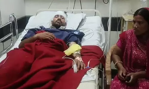 Indore : दूधवाले को अपनी ही गाड़ी ने टक्कर मार दी, एक की मौत, दो घायल Indore : दूधवाले को अपनी ही गाड़ी ने टक्कर मार दी, एक की मौत, दो घायल