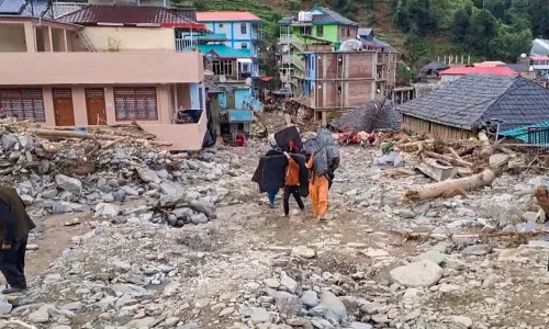 Himachal में 739 करोड़ रुपये का नुकसान, 175 सड़कें अवरुद्ध Himachal में 739 करोड़ रुपये का नुकसान, 175 सड़कें अवरुद्ध